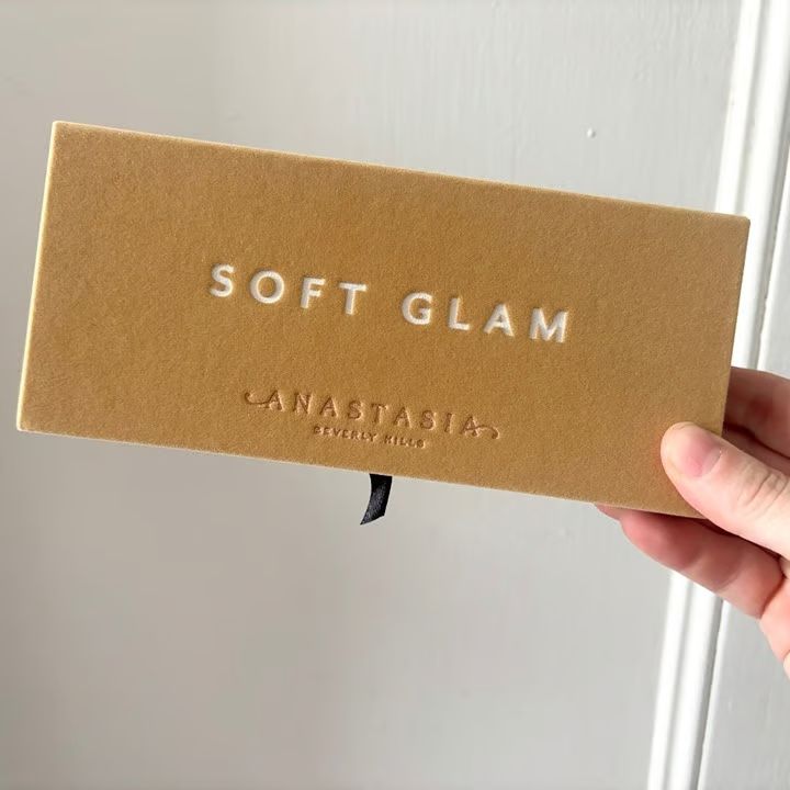 ✨ Anastasia Beverly Hills – Soft Glam Eyeshadow Palette (14 Shades)